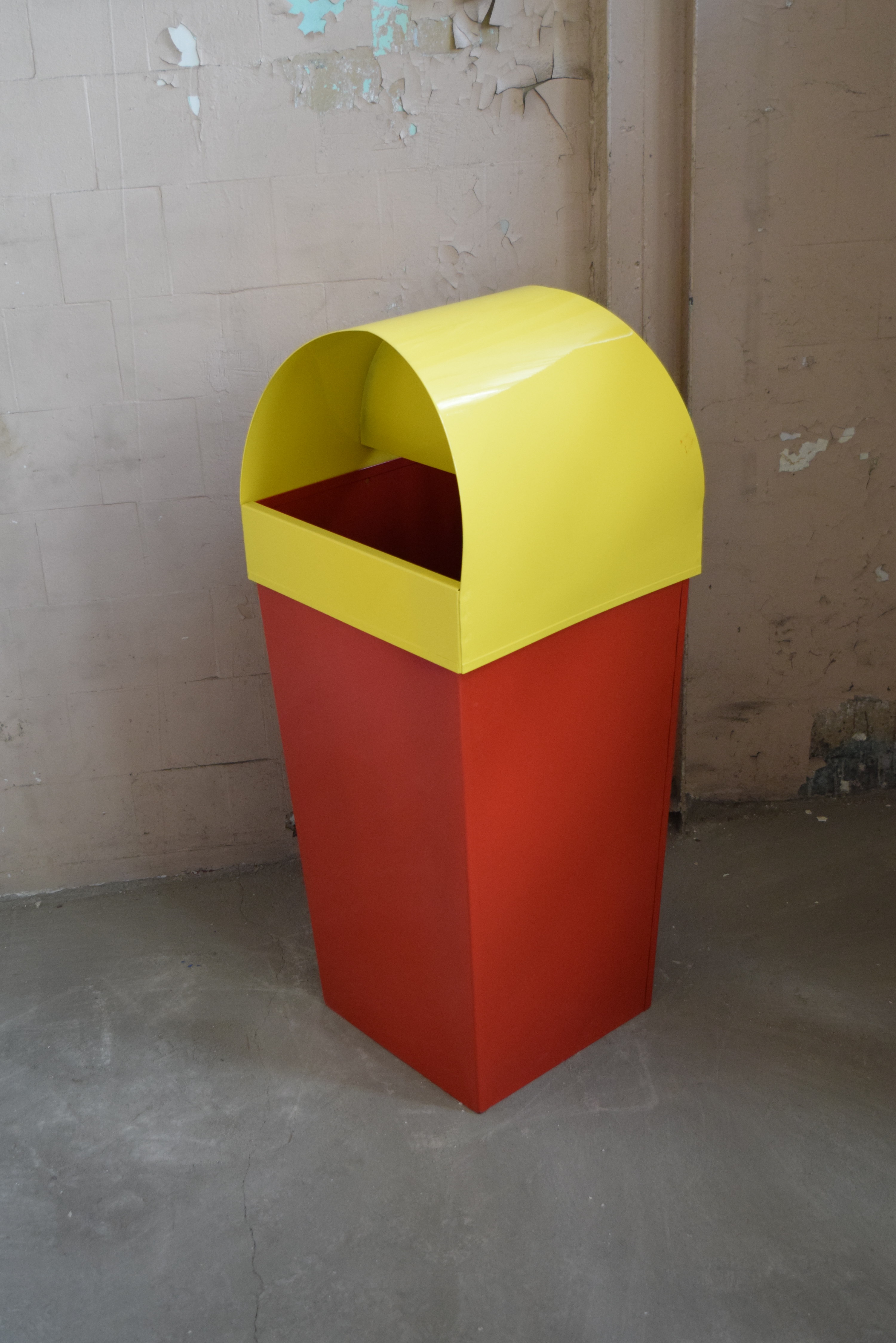 Урна для мусора мусорка уличная Руслан высокая красная с желтой крышкой
