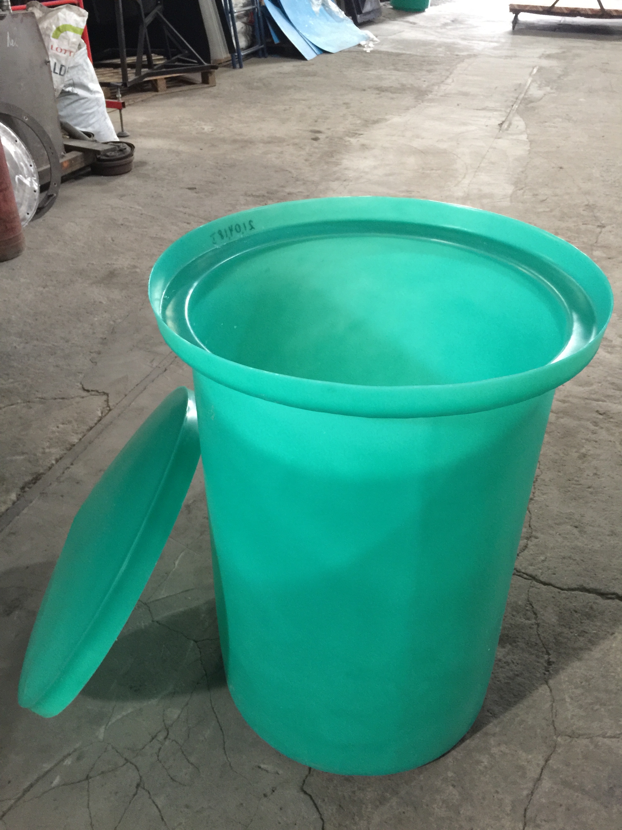Пластиковая ёмкость бак бачок бочка с крышкой Б220 220 литров зеленый